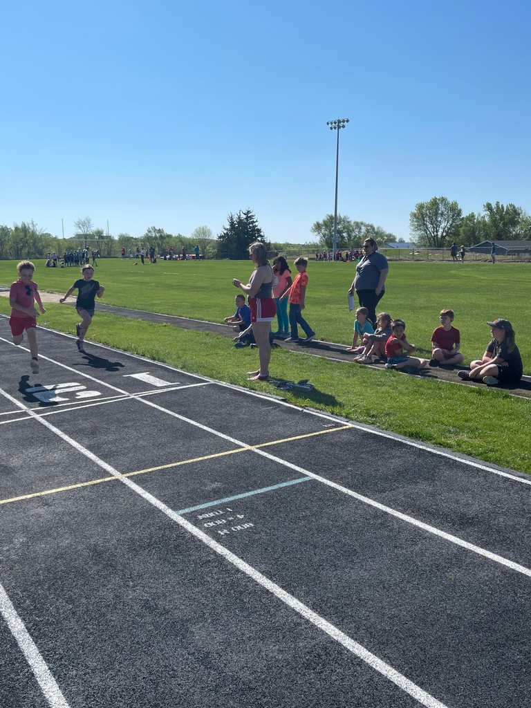 Race Action from Grades K-3 at Red and Black Day